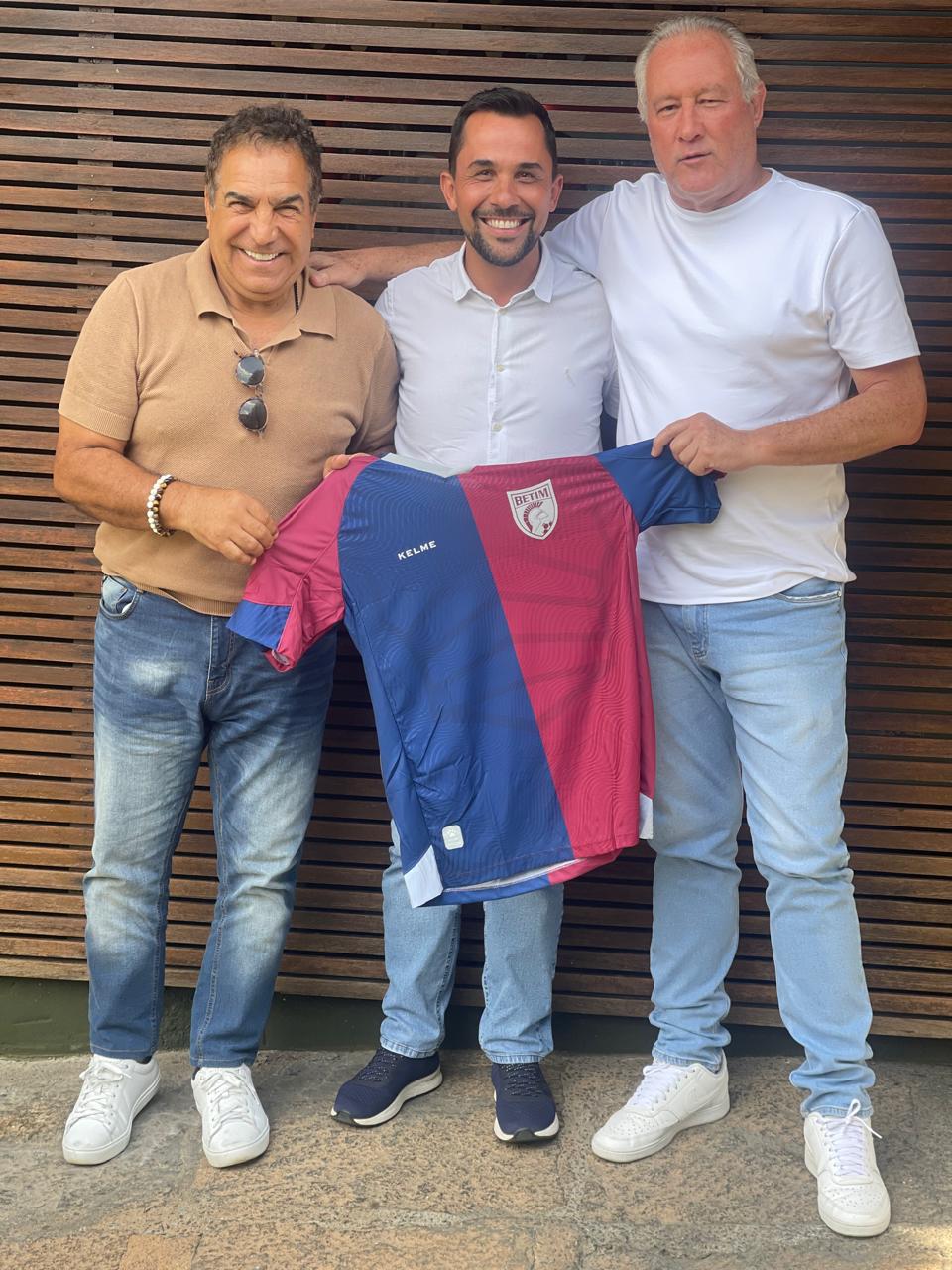 Franck Henouda acompanhou o treinamento de hoje (27) ao lado da diretoria do clube.